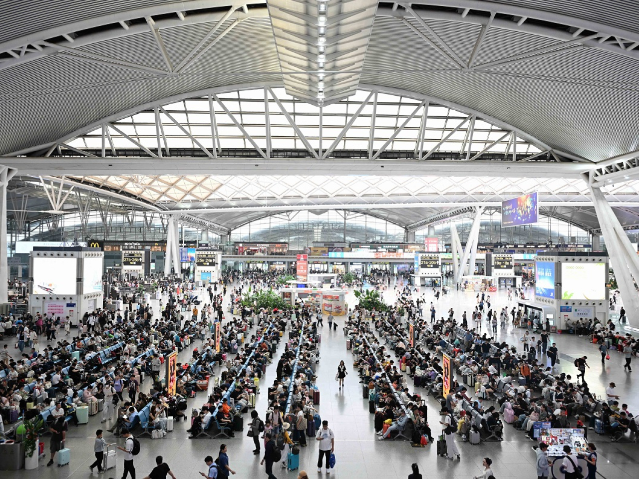 交通運輸部表示，今年清明假期，全社會跨區域人員流動量預計超過8億4千萬人次。（新華社）