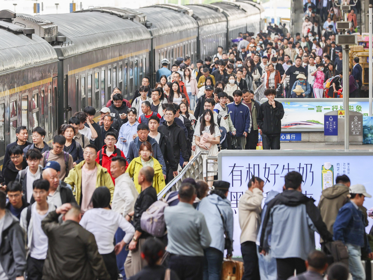The number of railway trips hit 57.68 million, up 8.2 percent year on year. Photo: Imaginechina via AFP