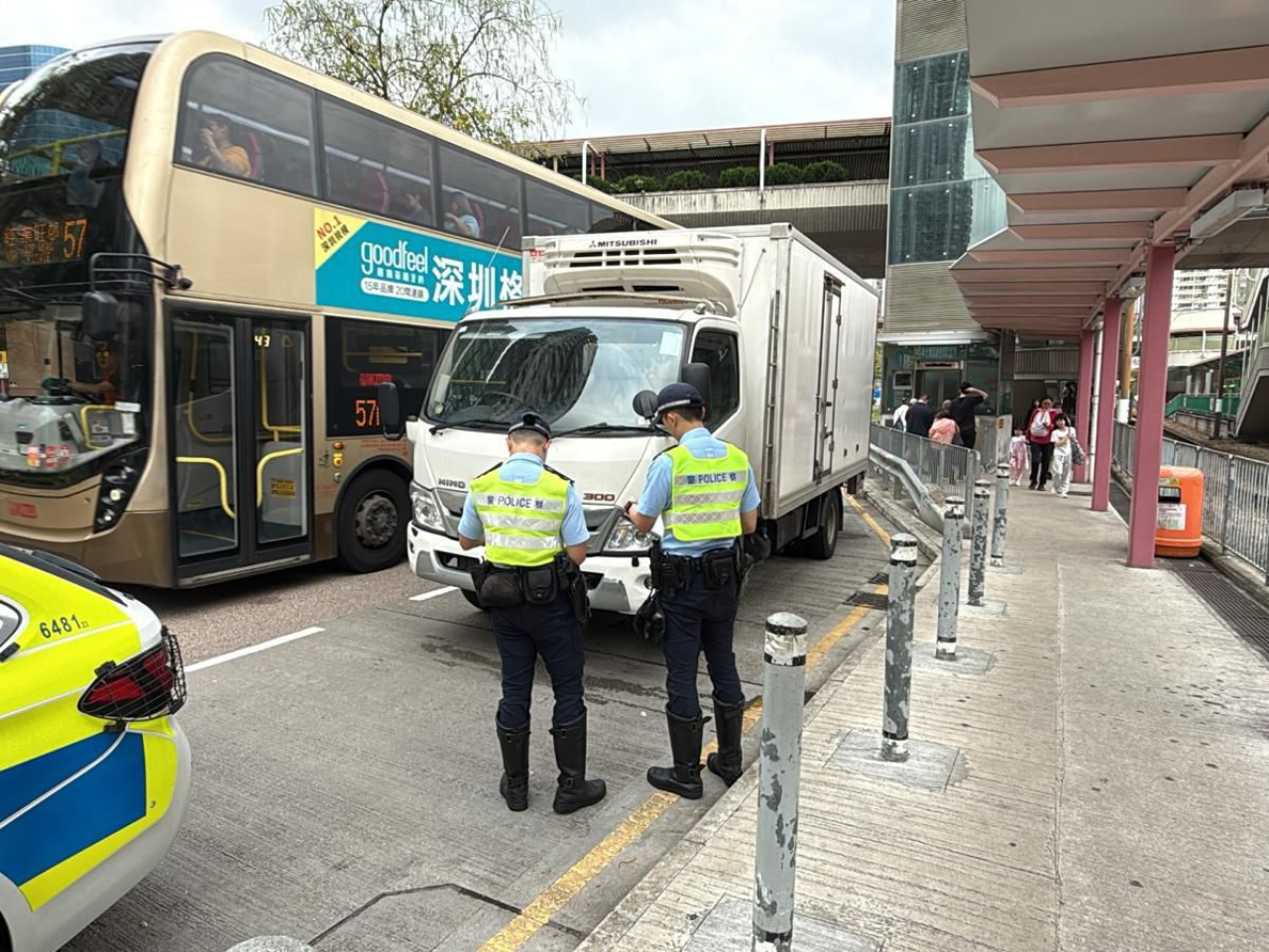 警員在屯門鄉事會路附近截停這架車。(警方圖片)