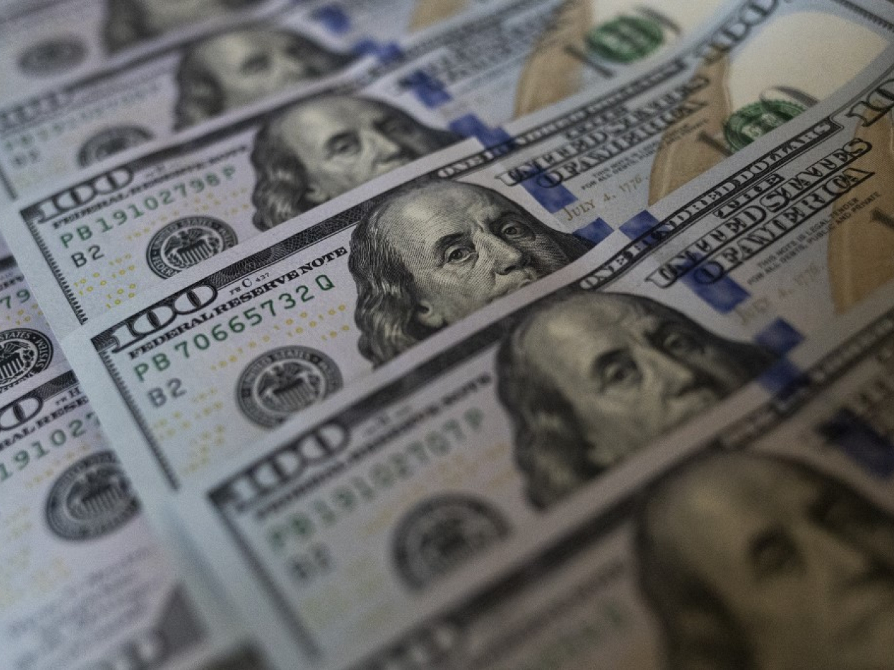 在紐約尾市，美元指數於99.98附近，跌幅近0.3%。（法新社資料圖片）