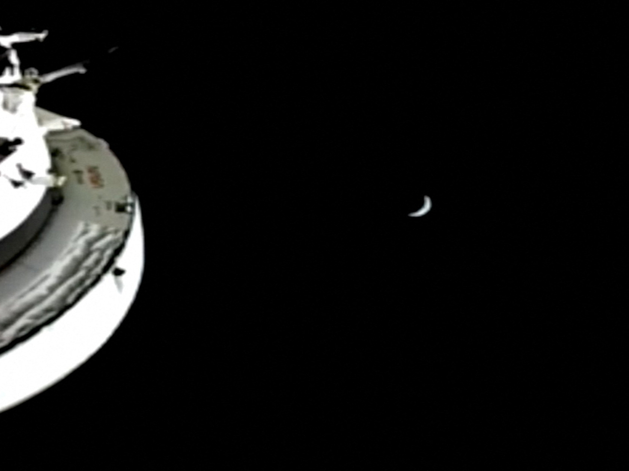 飛船透過舷窗拍攝月球輪廓照片，在月球邊緣見到陽光照射，形成類似月食的景象。（路透社）