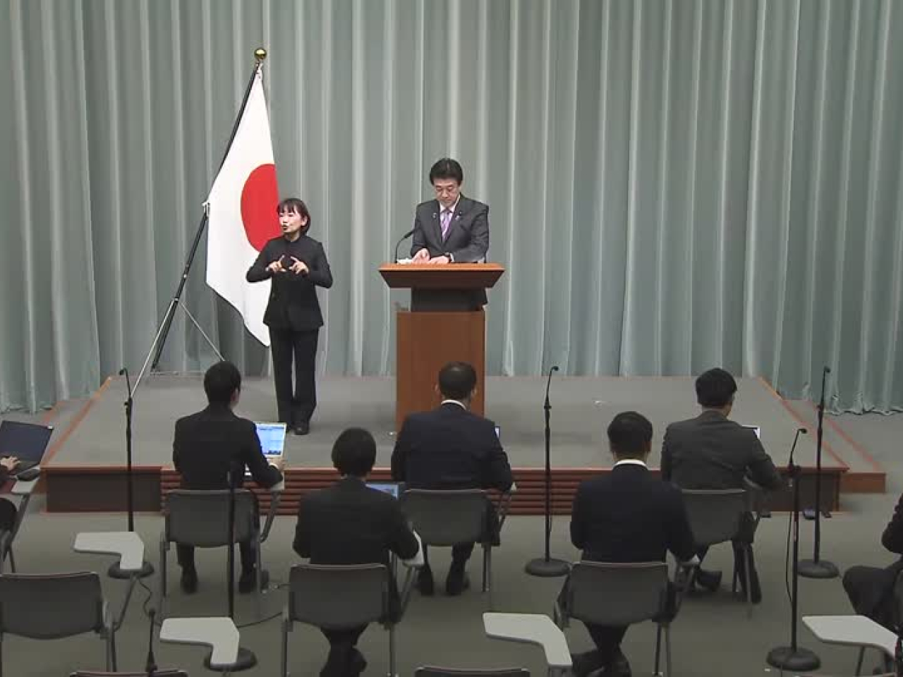 木原稔表示，這名人員已經在星期一獲准保釋。（路透社資料圖片）