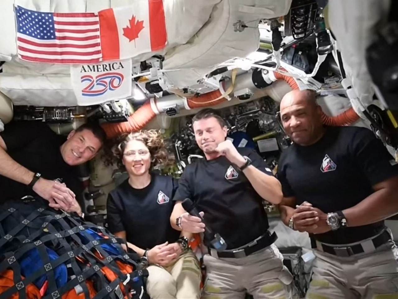 特朗普同「阿爾忒彌斯二號」太空船上的太空人對話。(法新社)