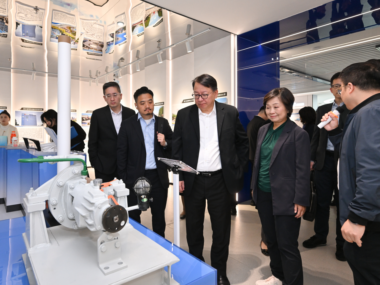 蔡若蓮說，政務司司長率領「大學城籌劃及建設組」與8間教資會資助大學代表，到浙江寧波、杭州等地考察大學城發展模式及實踐經驗。（「局中人語」圖片）