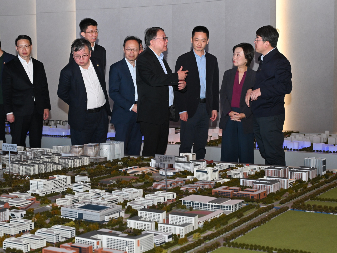 蔡若蓮指，調研時留意到大學城「校城一體化」的發展模式。（「局中人語」圖片）