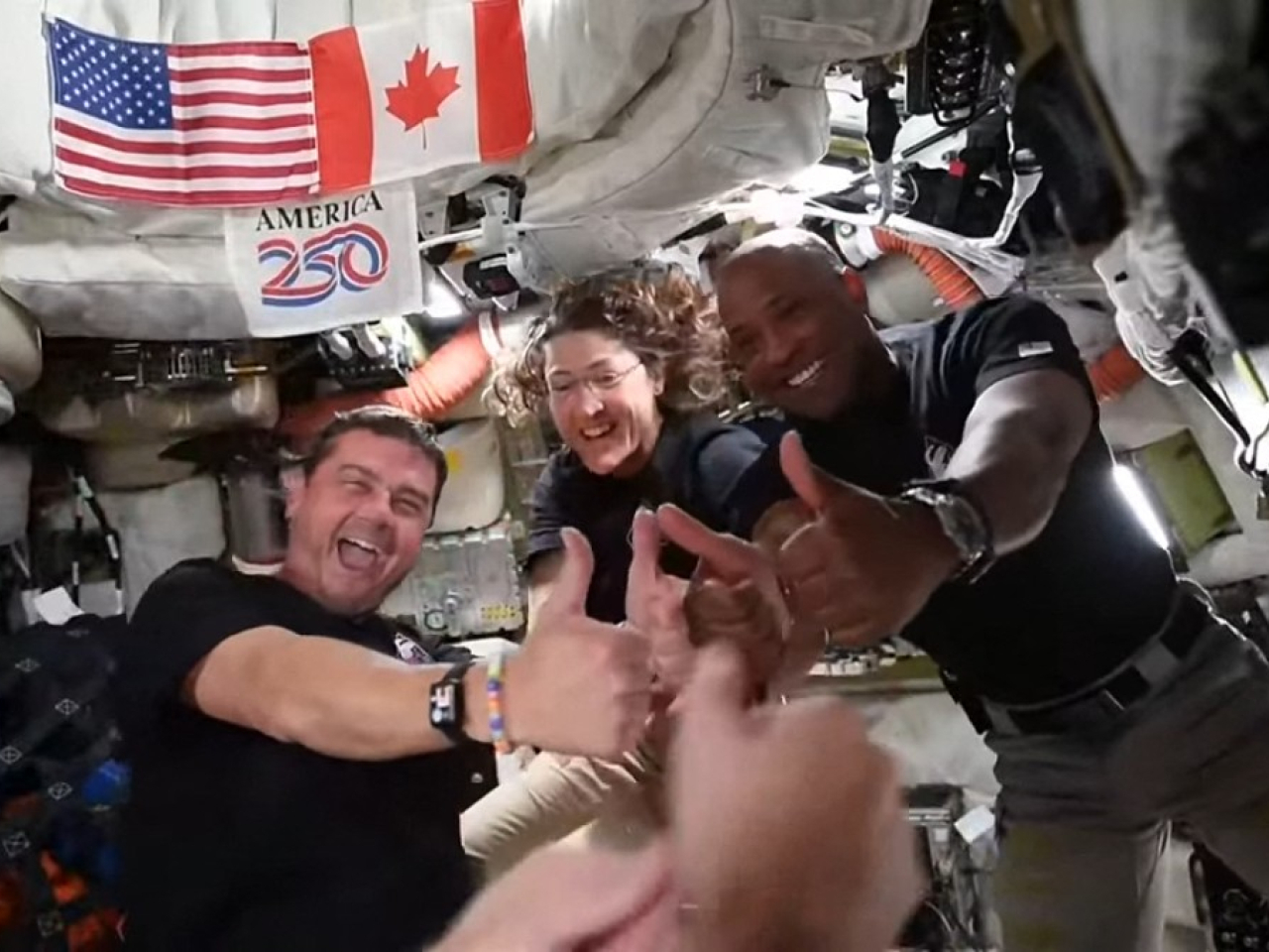 四名太空人展開返回地球之旅。（法新社）