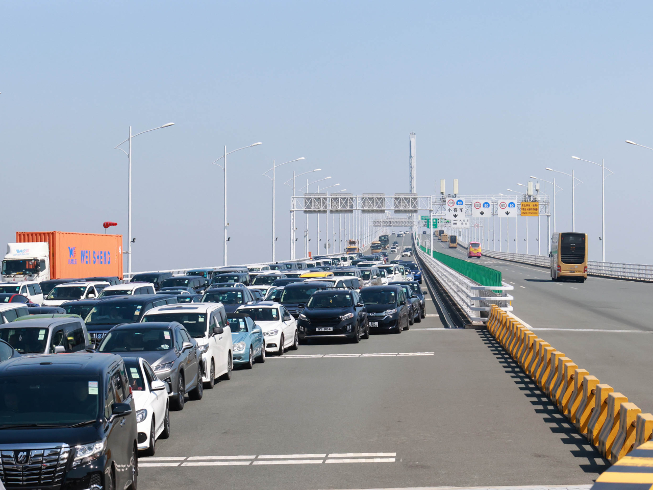 運輸署特別提醒使用港珠澳大橋珠海口岸返港的駕駛人士，預留充裕交通時間。（新華社資料圖片）