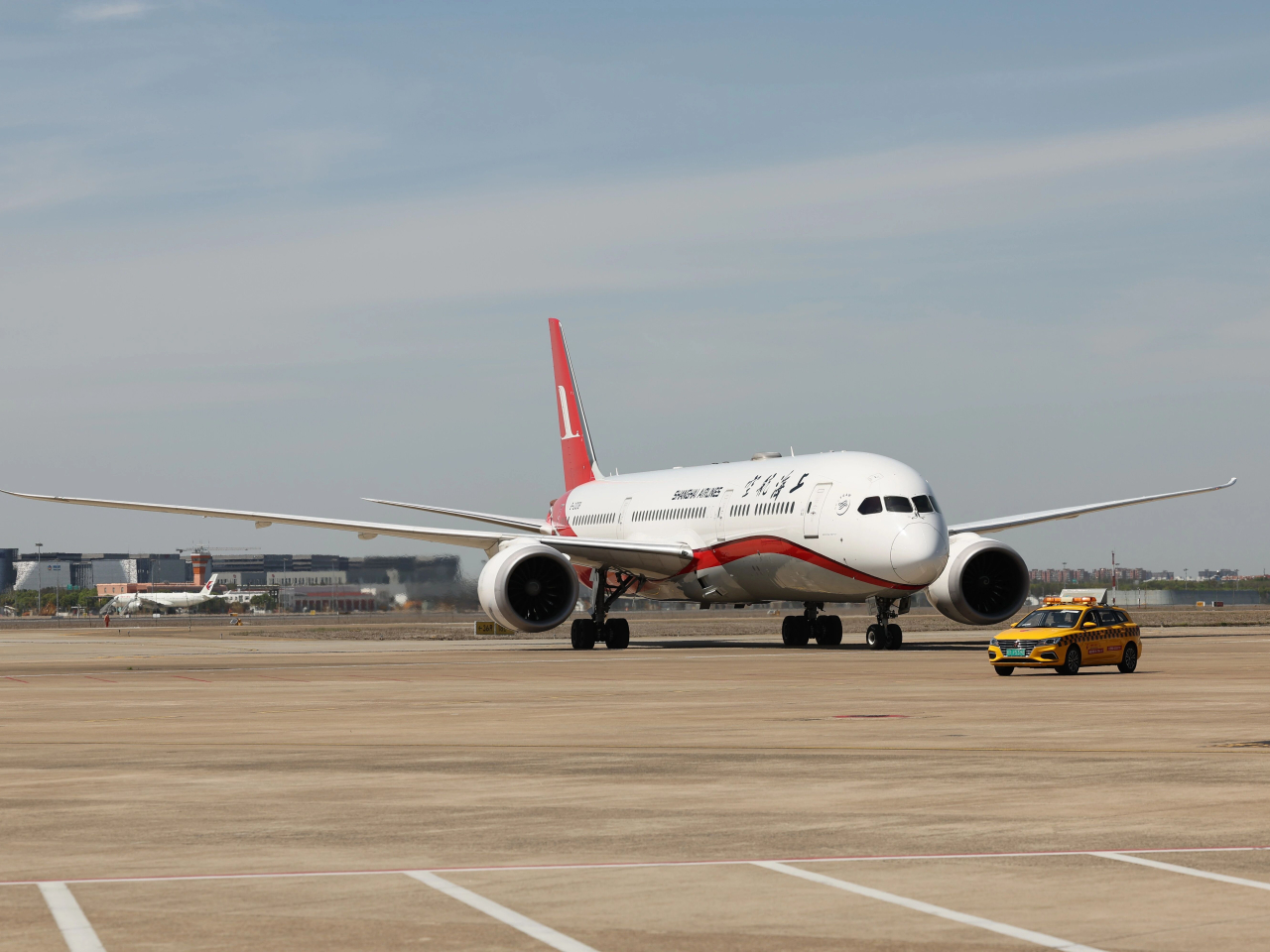 參訪團專機中午抵達上海虹橋機場。（新華社）