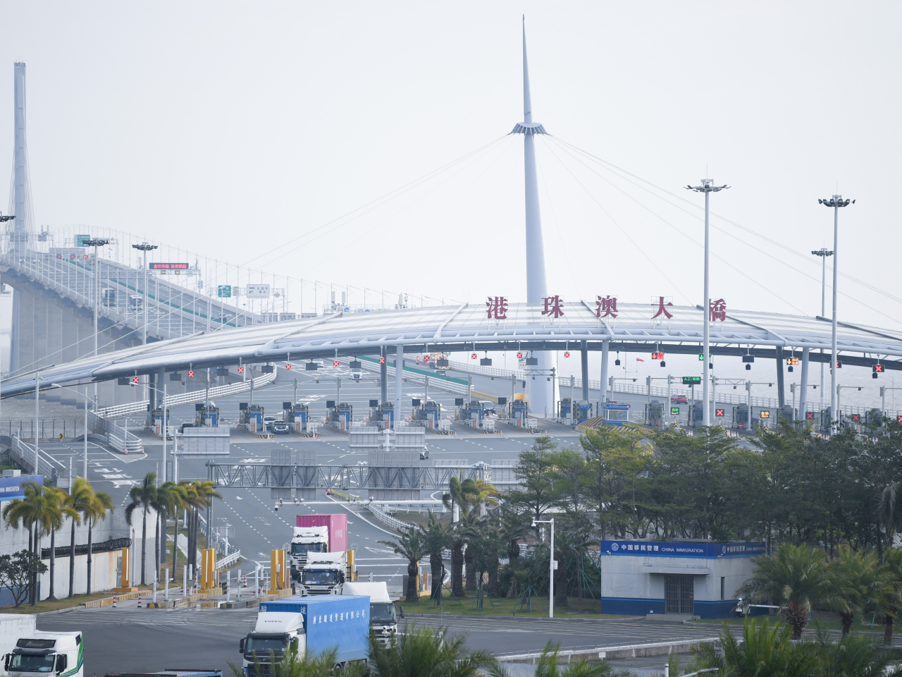 珠海邊檢總站港珠澳大橋邊檢站，昨日一共查驗接近3萬架次出入境車輛。（新華社資料圖片）