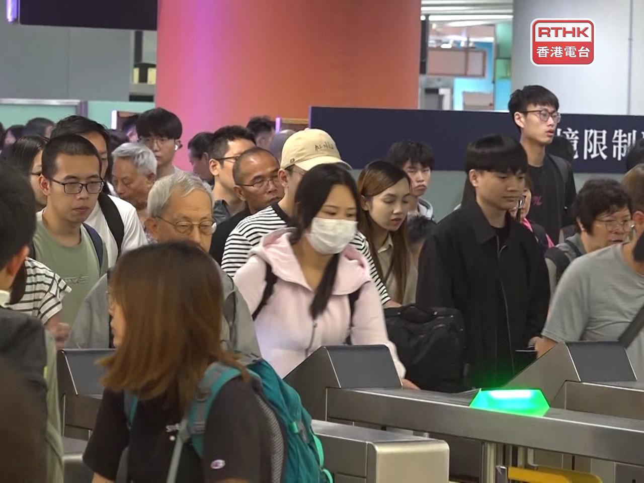 在西九高鐵站抵港大堂，不少家庭拖著行李箱乘高鐵回港。（郭志強攝）