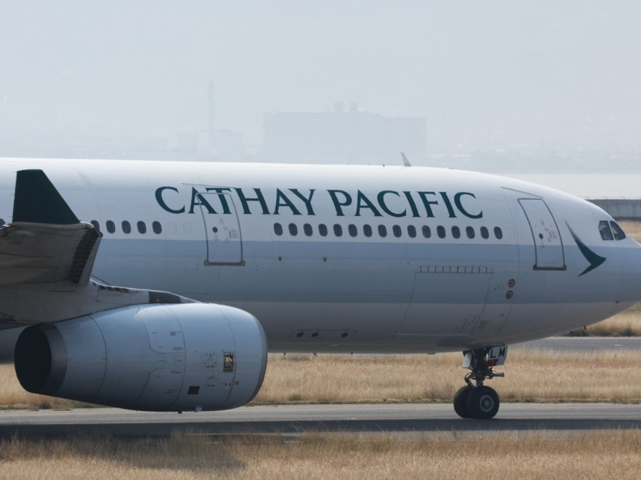 國泰航空一架從洛杉磯飛往香港的航班，懷疑機件故障，清晨緊急降落日本大阪關西機場。（法新社資料圖片）