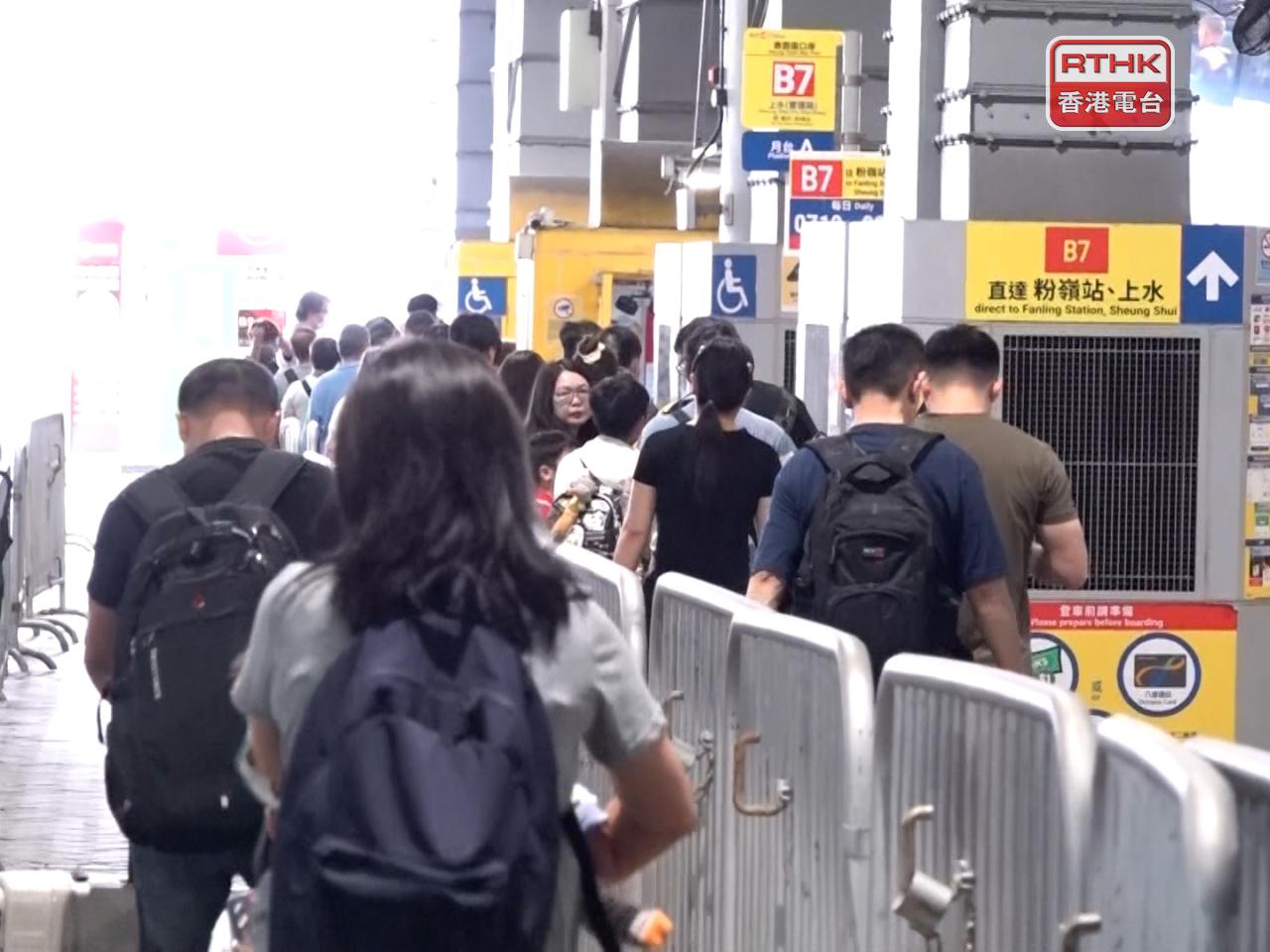 截至下午4時，共有超過57萬1千人次出入境。（施華駿攝）