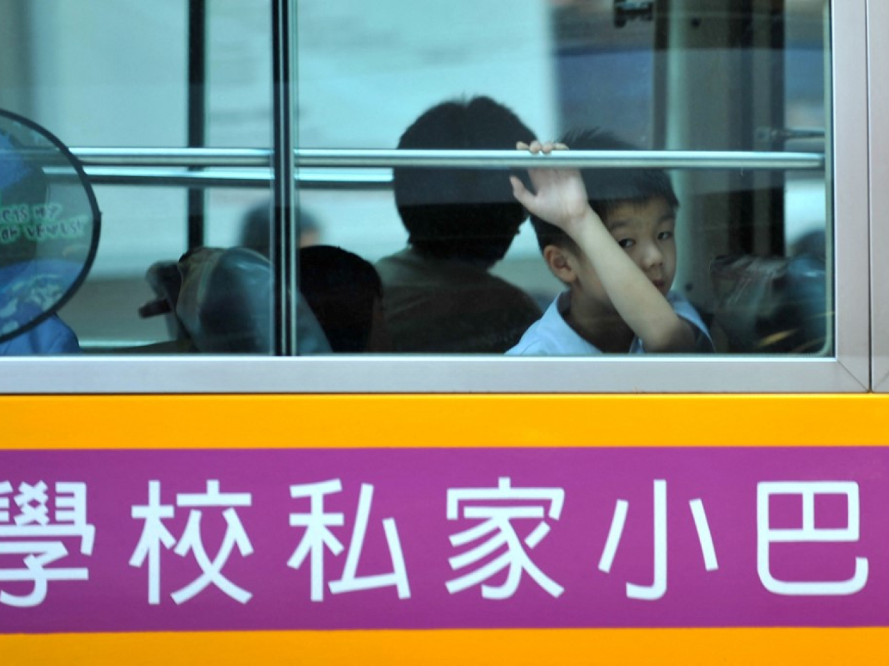 有校巴業界表示，油價上升令成本增加，業界將與校方商討下學年加車費。（法新社資料圖片）