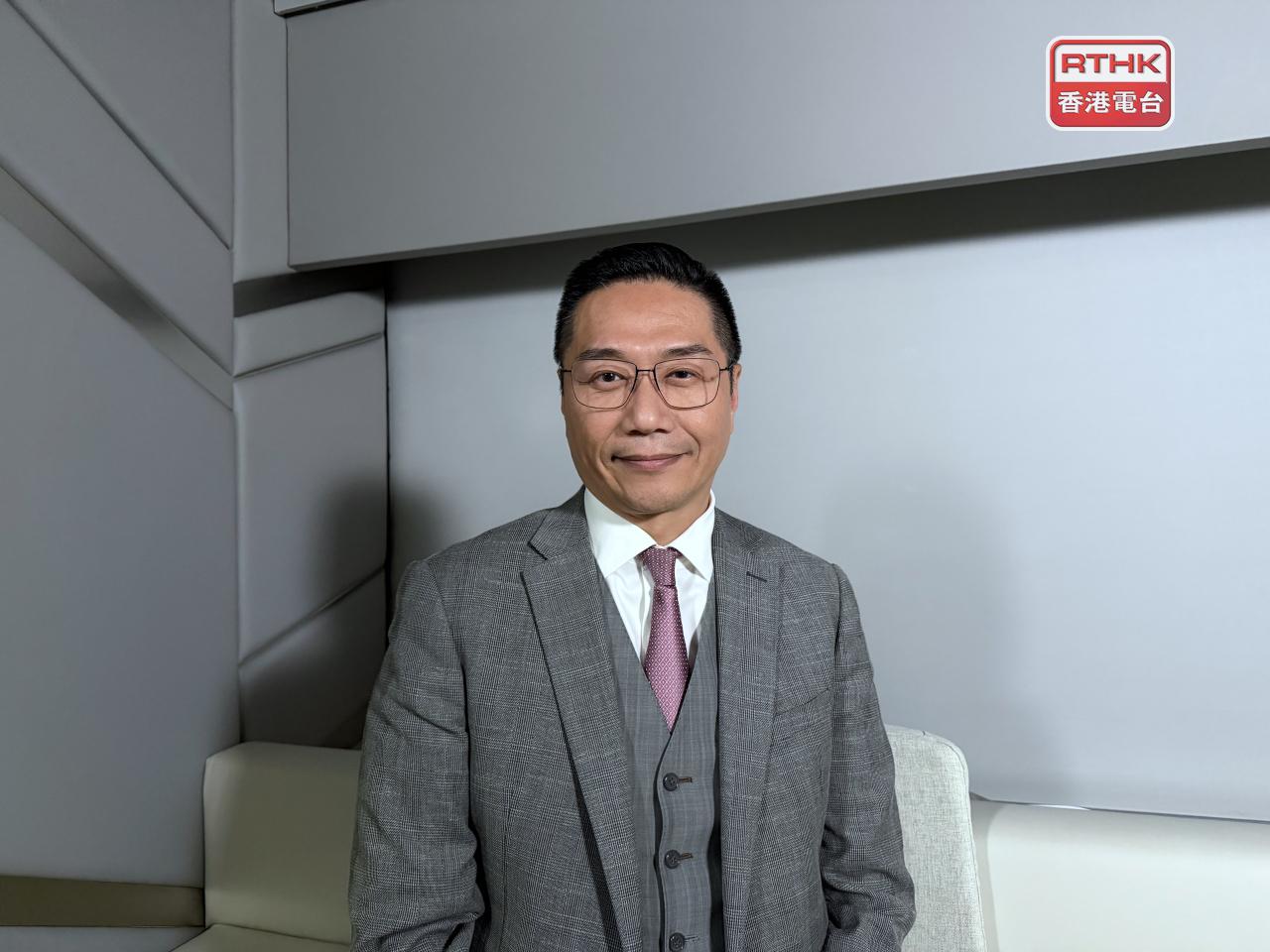 邵家輝表示，令周末訪港的内地遊客減少，影響市面的人流及生意。（港台圖片）