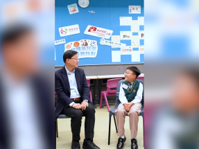 被小學生問及有否欠功課　李家超：「我超級勤力」