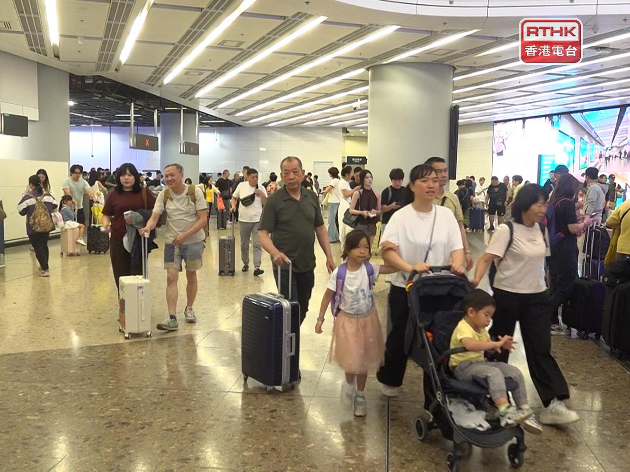 入境處表示，截至晚上9時，共有超過99萬6千人次出入境，當中入境旅客有接近69萬人次。（郭志強攝）