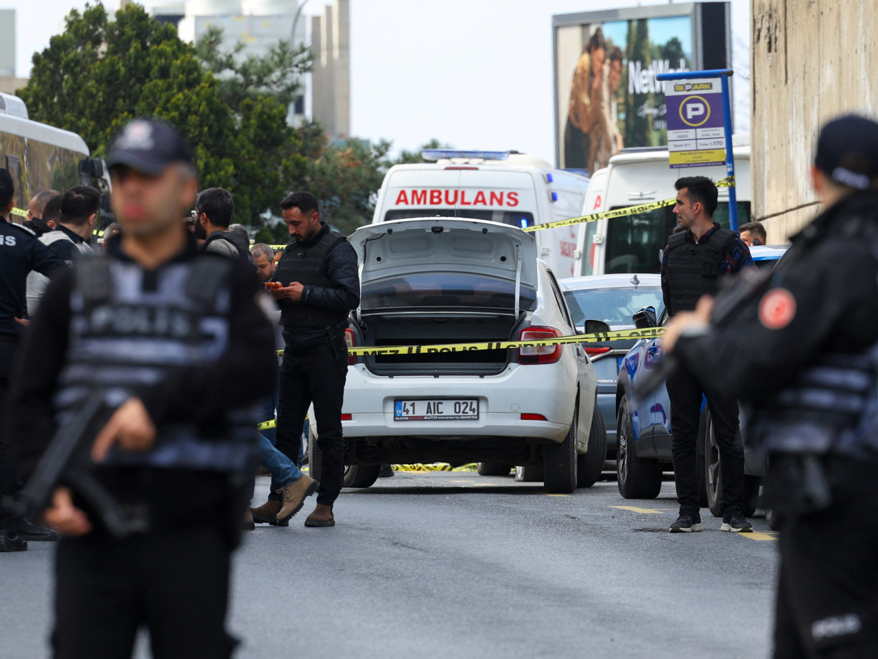 當地傳媒報道，3名可疑人士身穿迷彩服並攜帶背囊，去到領事館附近向警員開槍，雙方交火。（路透社）