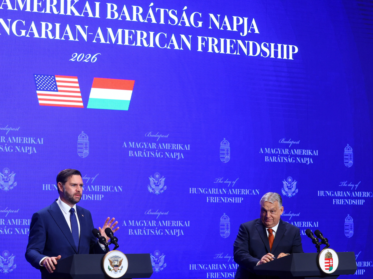 萬斯與歐爾班出席記者會。（路透社）