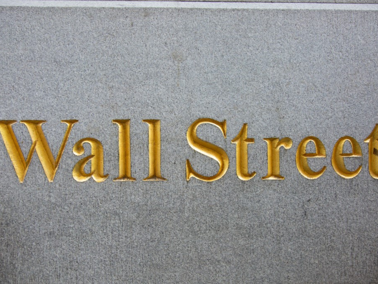 美股3大指數曾跌近1%至近2%，不過最終納指及標普500指數倒升收市。（法新社資料圖片）