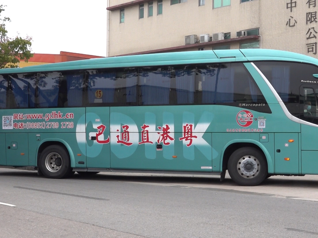 直通巴公司曾研究加價5%至10%，但目前大環境不算好，擔心加價影響市民消費意欲，因此或會考慮增加短期的燃油附加費。（港台圖片）