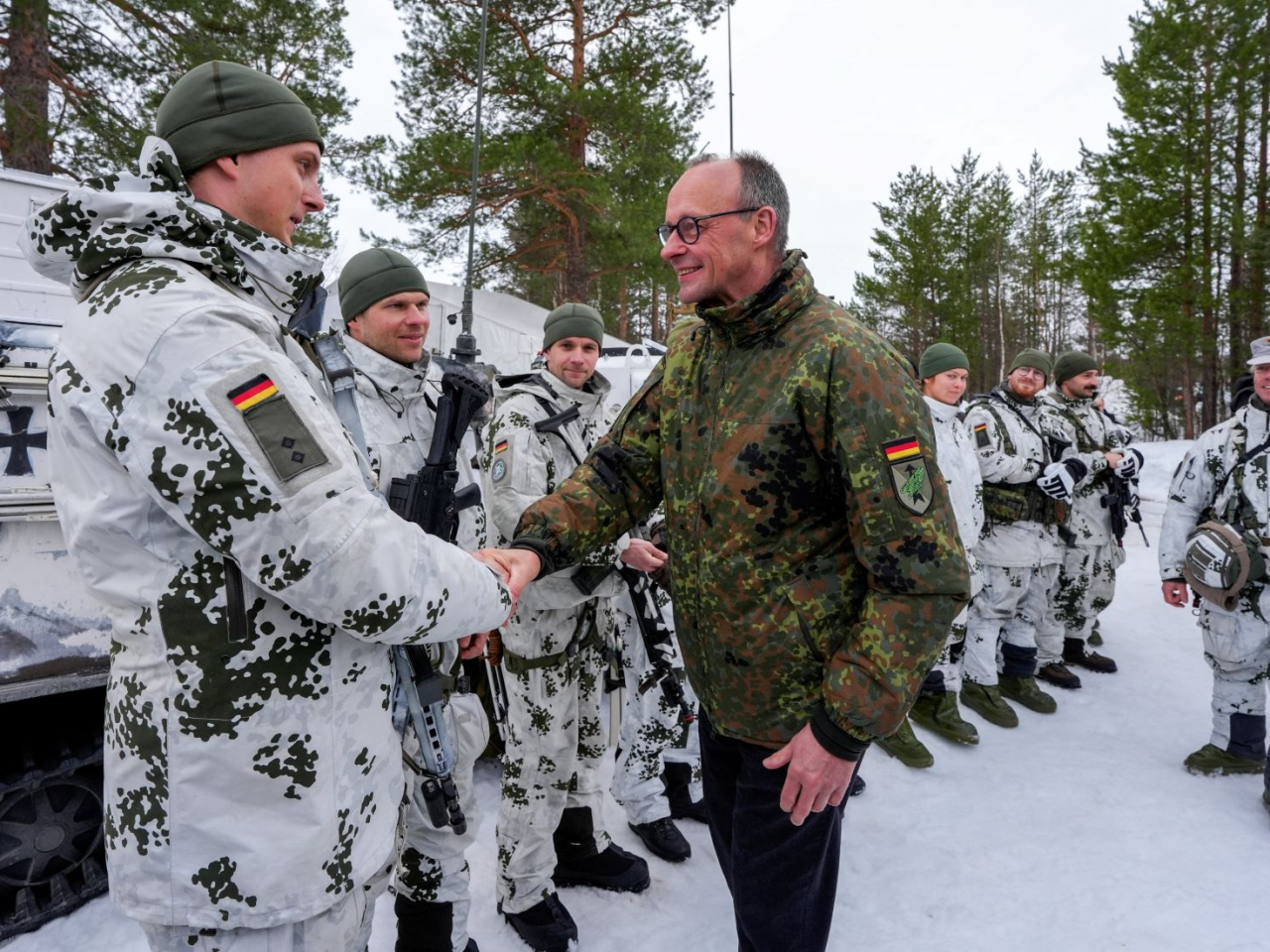 北約上月在挪威舉行聯合軍事演習，德國總理默茨現身視察，期間與德國士兵會面。（路透社資料圖片）