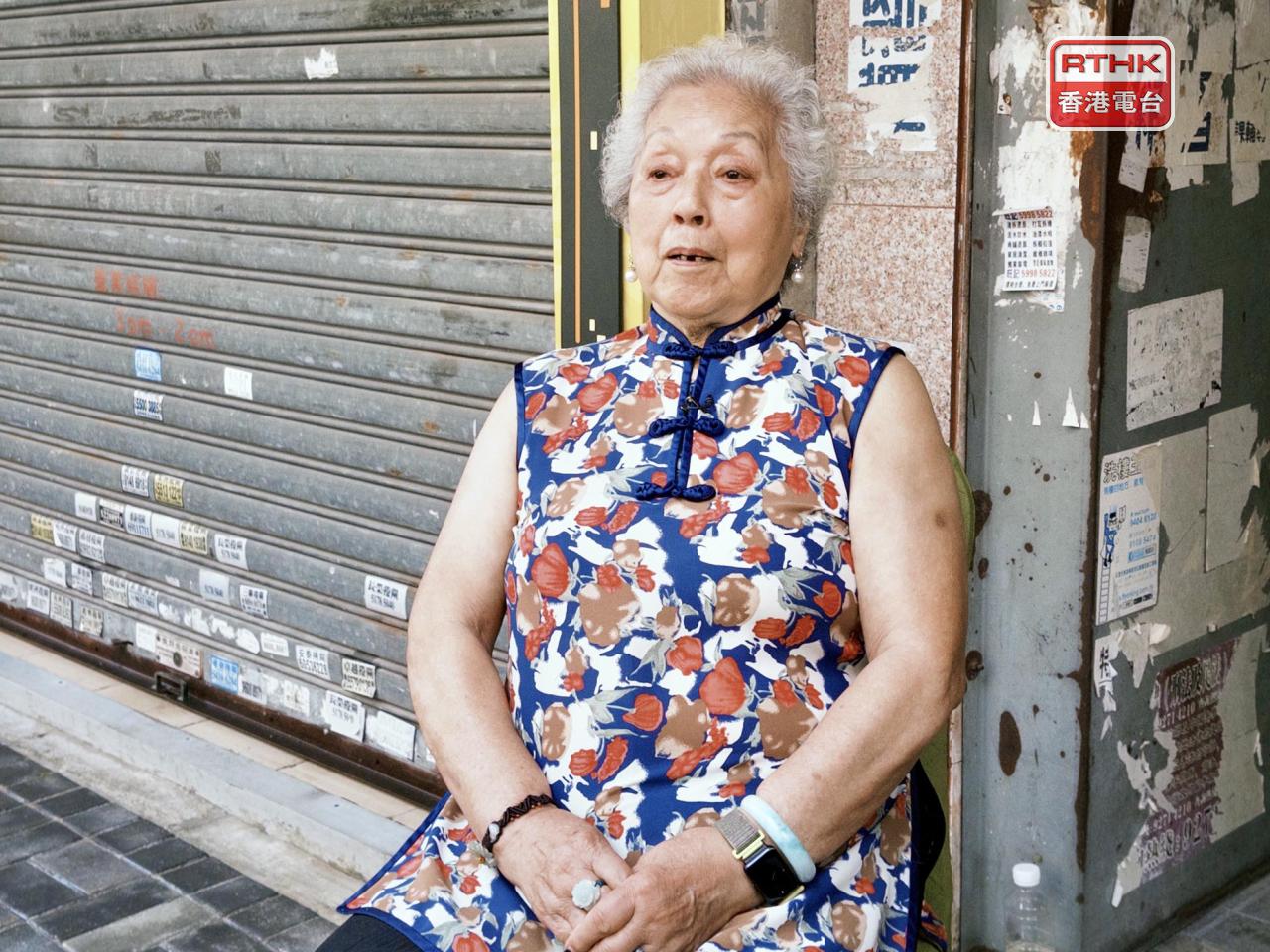 增福樓法團主席黃笑容說，居民與創作團隊溝通後，由抗拒變成開心。（鄧鈞尤攝）