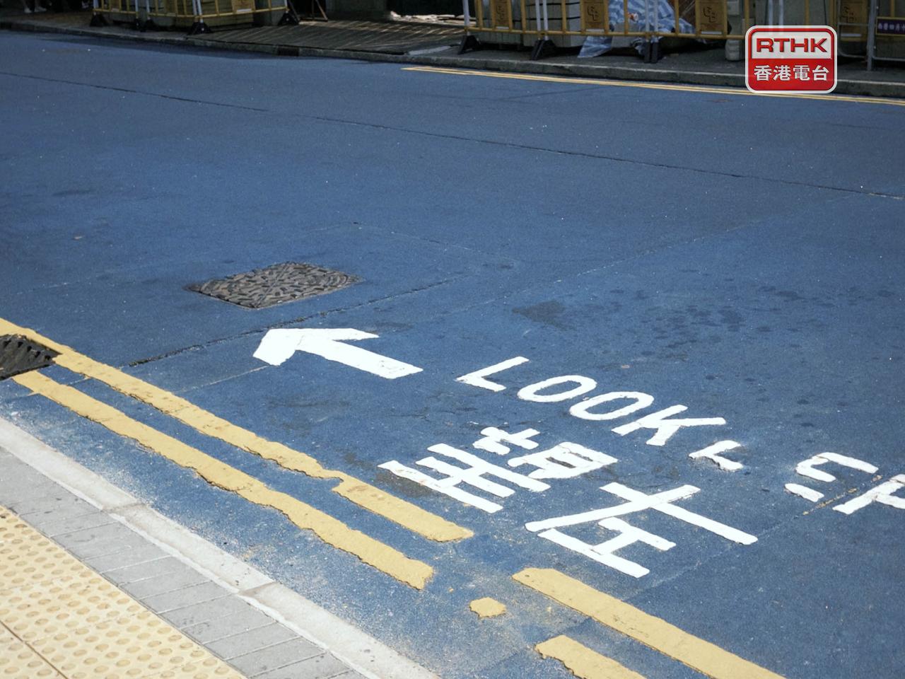 區內亦進行街道美化工程，喚起舊啟德機場回憶。部分車路以藍色防滑鋼砂重鋪，營造「天空投射在地面」效果。(鄧鈞尤攝)