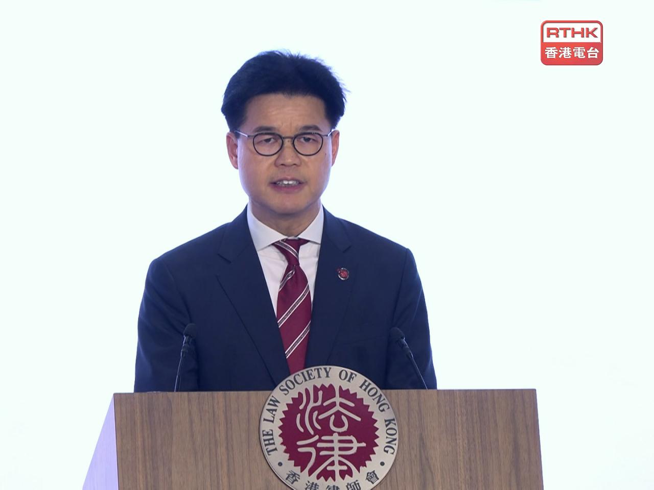 湯文龍說，有85間律師事務所可以為災民提供法律支援，收費由個別律師事務所與災民自行釐定。（梁禎祥攝）