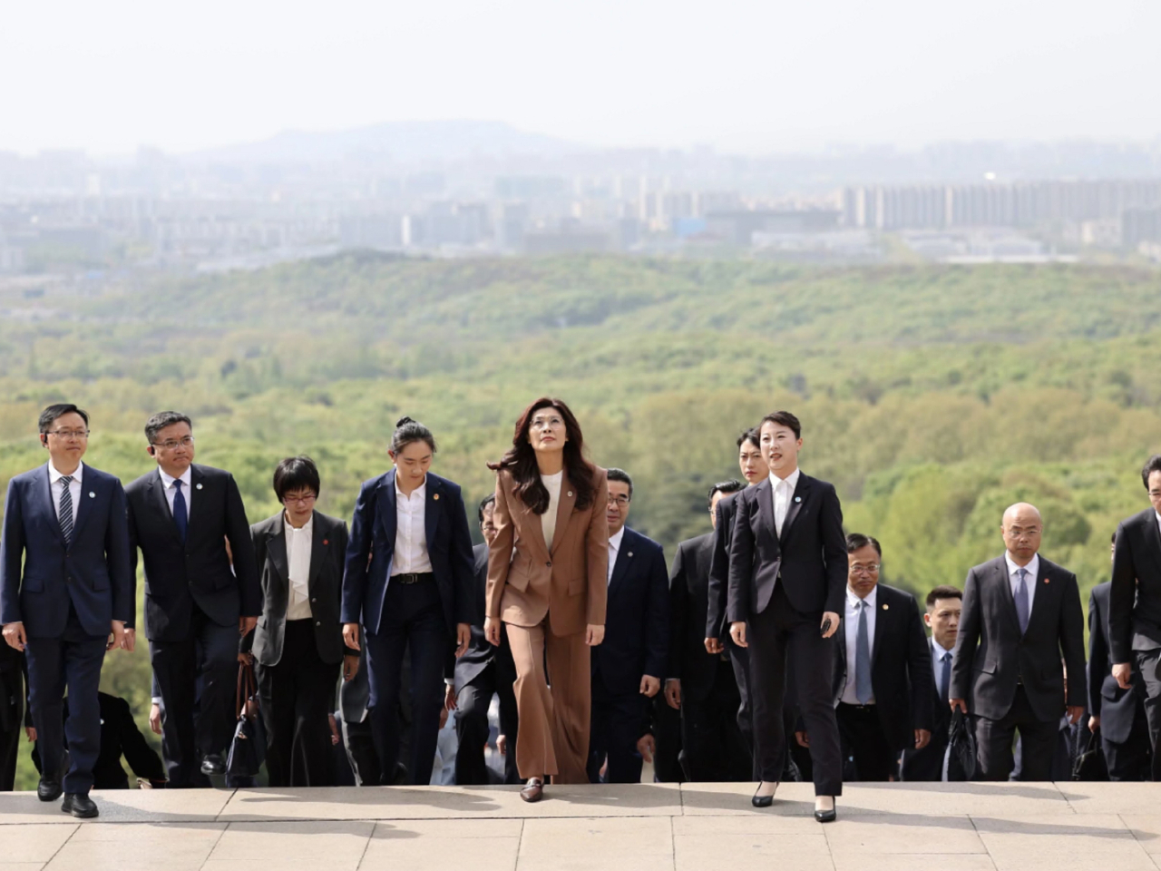 Cheng Li-wun and her delegation visit the Sun Yat-sen Mausoleum in Nanjing. Photo: Xinhua