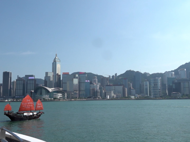 本港上月營商環境有放緩跡象。本港採購經理指數回落至50以下，是去年8月以來首次轉弱，受中東戰事衝擊巿場需求。