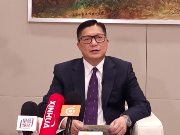 保安局局長鄧炳強，接受報章訪問時說，香港現時仍面對四個國安風險，包括外部敵對勢力針對抹黑、軟對抗等，當局採取六大策略應對。（香港《文匯報》圖片）