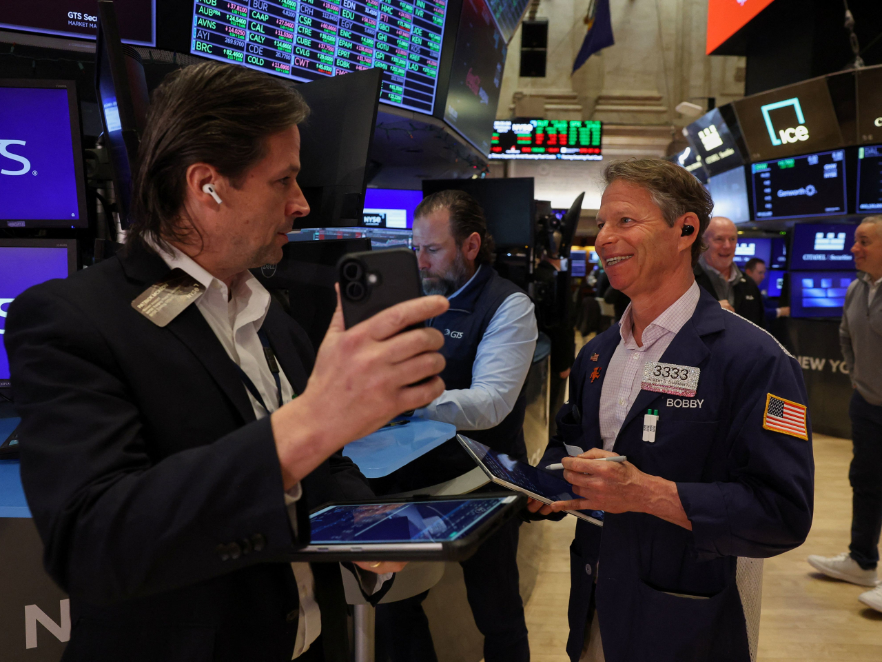 美國與伊朗同意停火兩星期，美股3大指數初段升逾2%至逾3%，創約1個月高位。（路透社）