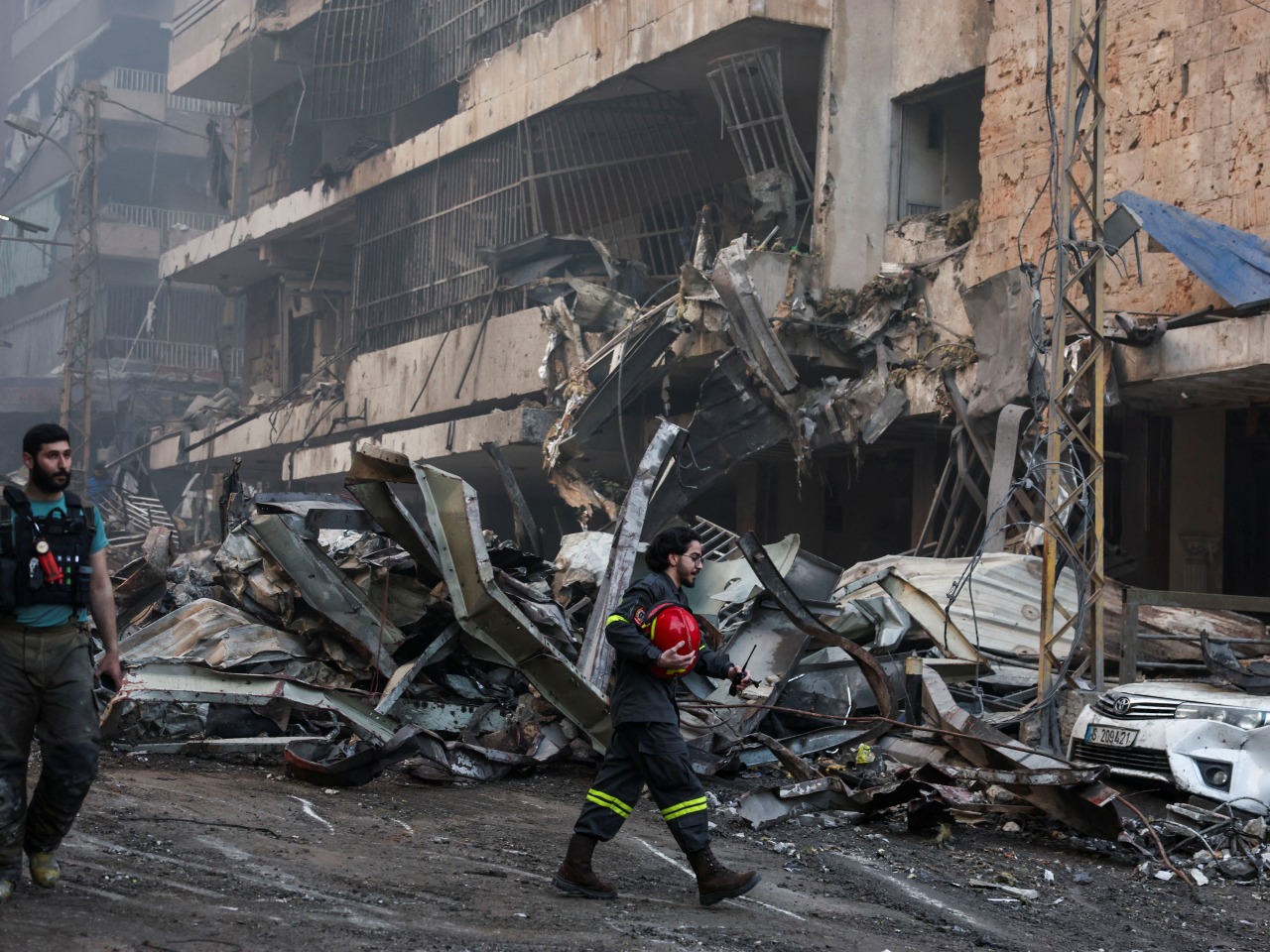 以軍空襲黎巴嫩首都貝魯特，有建築物受損。（路透社）