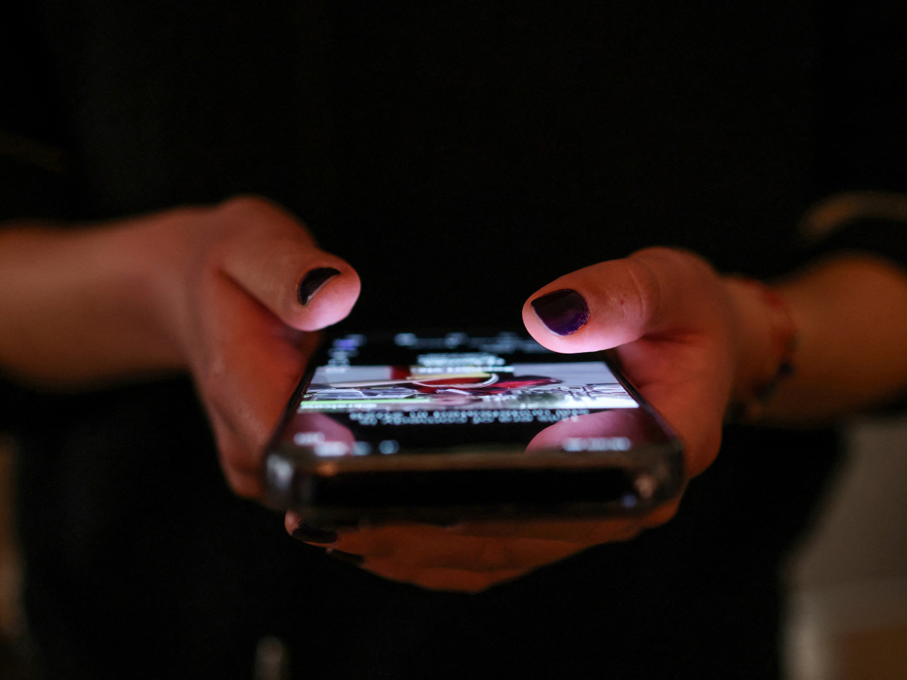 希臘政府計劃禁止15歲以下青少年使用社交媒體，明年1月生效。(路透社資料圖片)