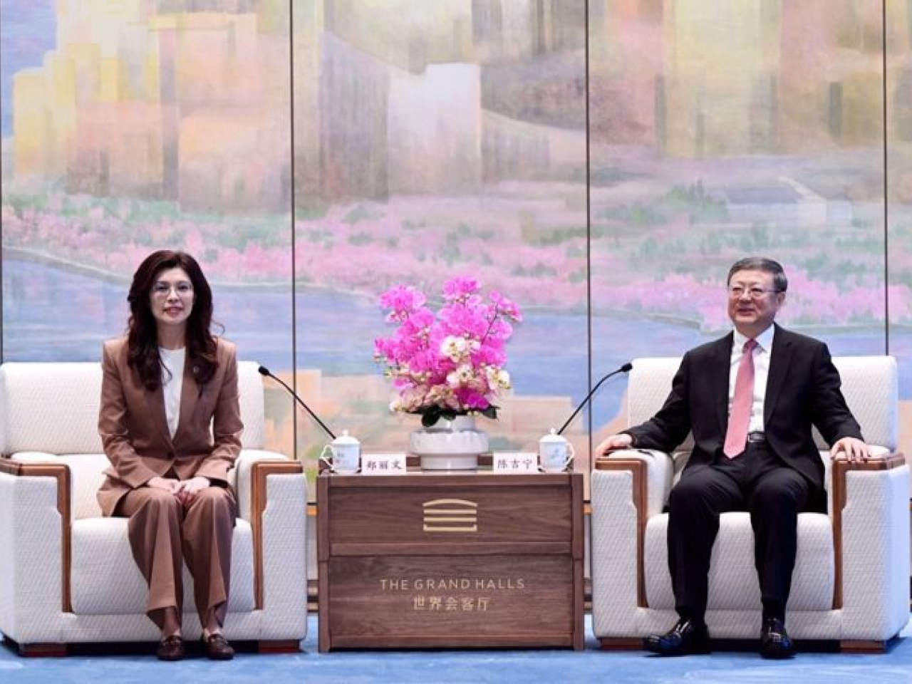 正在上海參訪的國民黨主席鄭麗文，昨日與上海市委書記陳吉寧會面。（上海發布微信號圖片）