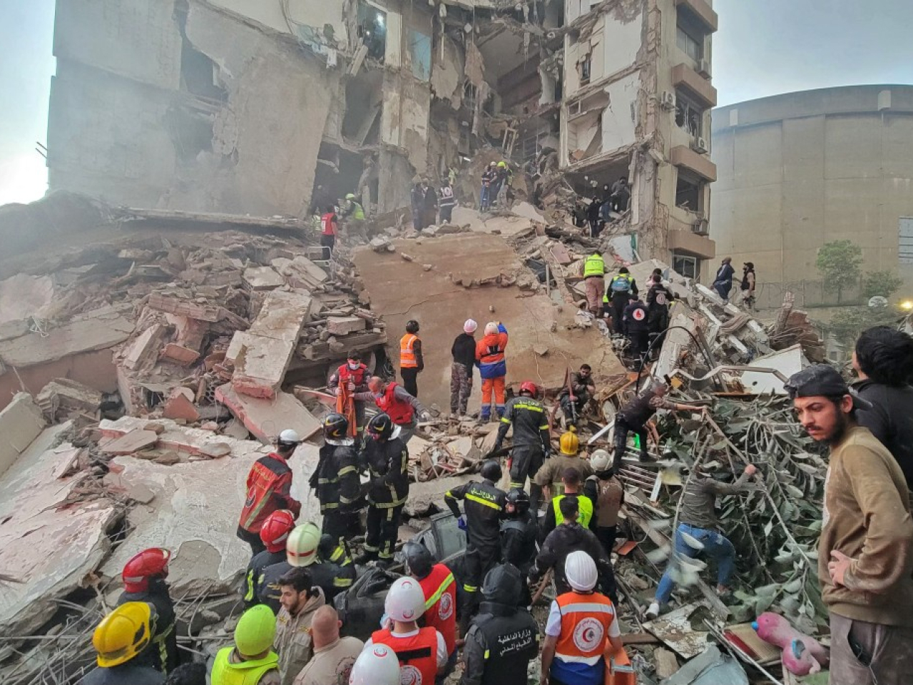 黎巴嫩首都貝魯特有建築物被炸中，損毀嚴重。（法新社）