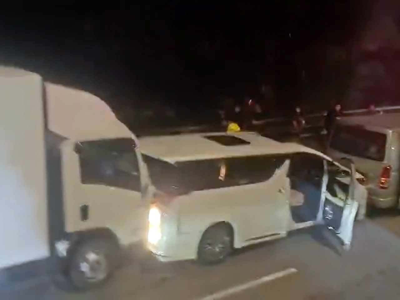 涉及車禍的車輛包括一架小巴、私家車、輕型貨車及兩架中型貨車。（網上片段截圖）