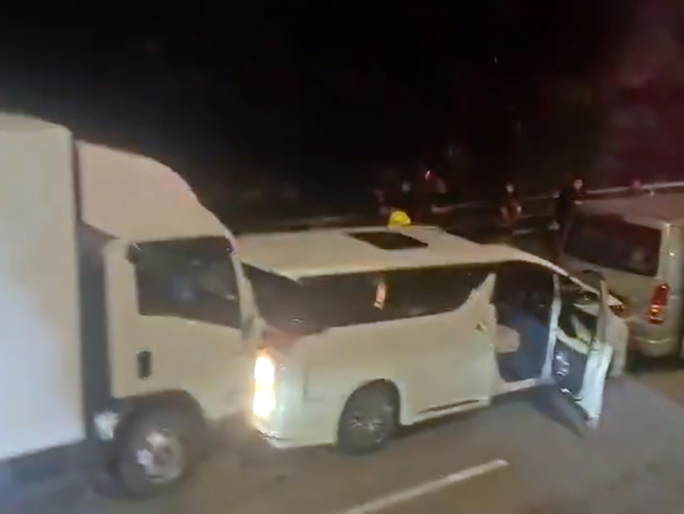 涉及車禍的車輛包括一架小巴、私家車、輕型貨車及兩架中型貨車。（網上片段截圖）