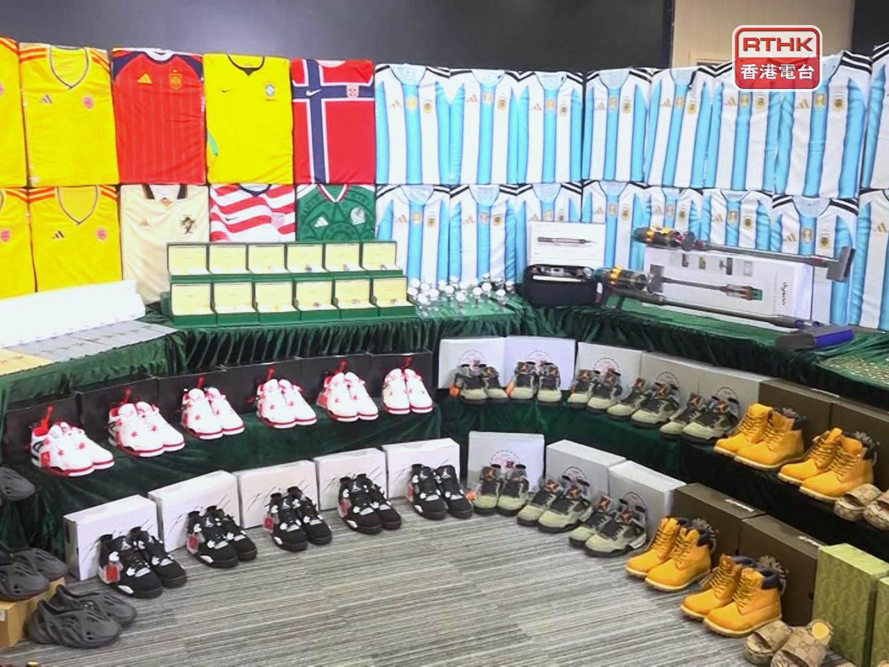 海關上月採取為期3星期的特別執法行動，檢獲的冒牌球衣共約1萬件、總值400萬元，印有世界盃決賽周有份參賽國家隊的隊徽及相關款式。（郭志強攝）