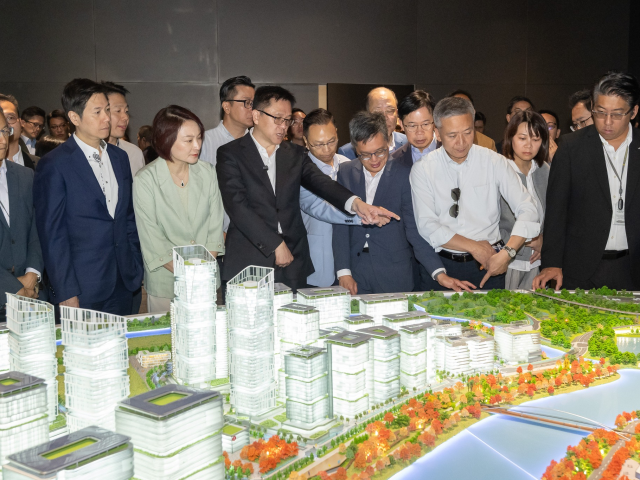 李慧琼聯同超過50名議員在創新科技及工業局局長孫東陪同下，考察北部都會區河套香港園區。（李慧琼社交網站）