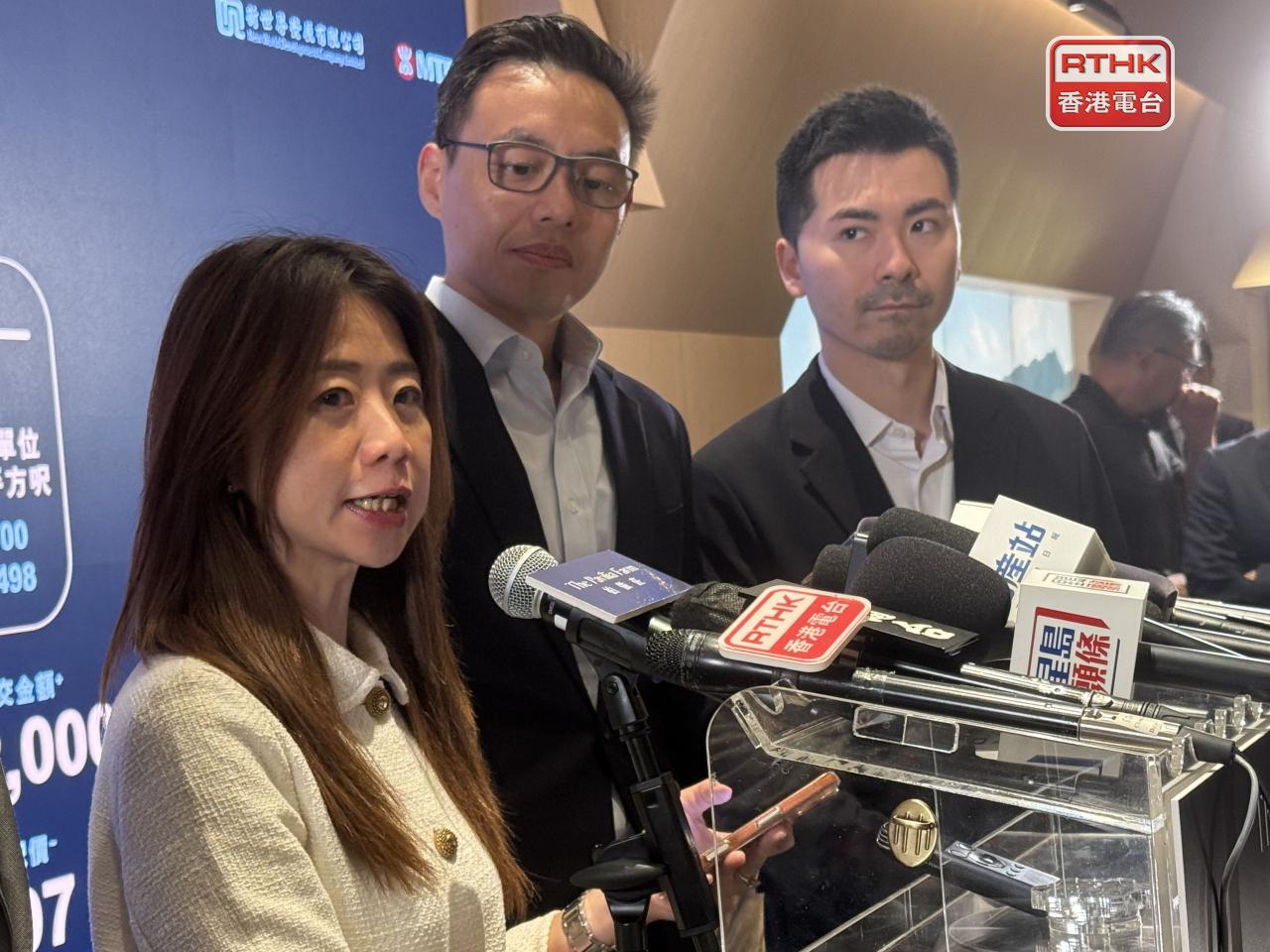 何家欣（左）表示，會因應市場需求考慮加推，未來有提價空間。（趙嘉駿攝）