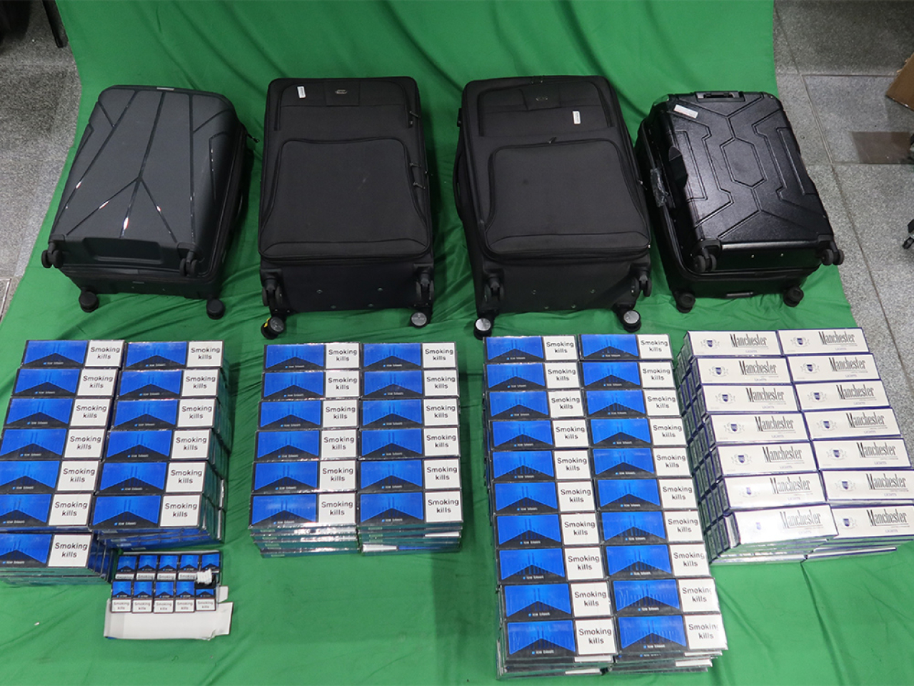 海關在男旅客的個人行李內檢獲約5萬8800支未完稅香煙。（政府新聞處）
