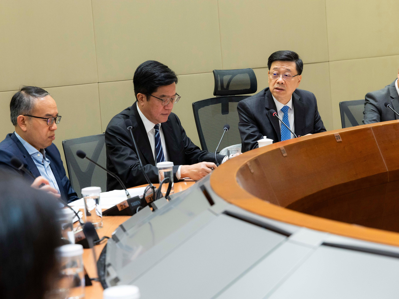 李家超主持特別會議，聽取跨部門監察燃油供應專責組匯報國際油價波動情況。（政府新聞處）