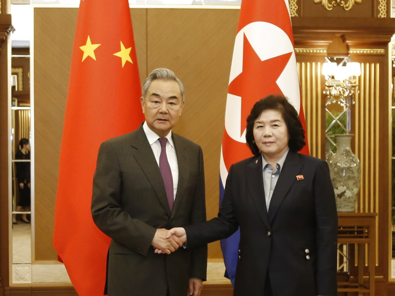 王毅（左）在平壤與崔善姬（右）會談。（新華社）