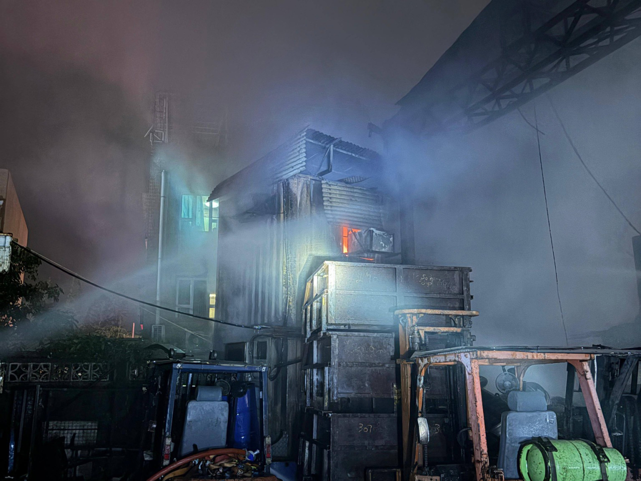 元朗八鄉錦上路上村一間鐵皮構築物，晚上近8時發生火警。（消防處社交網站）