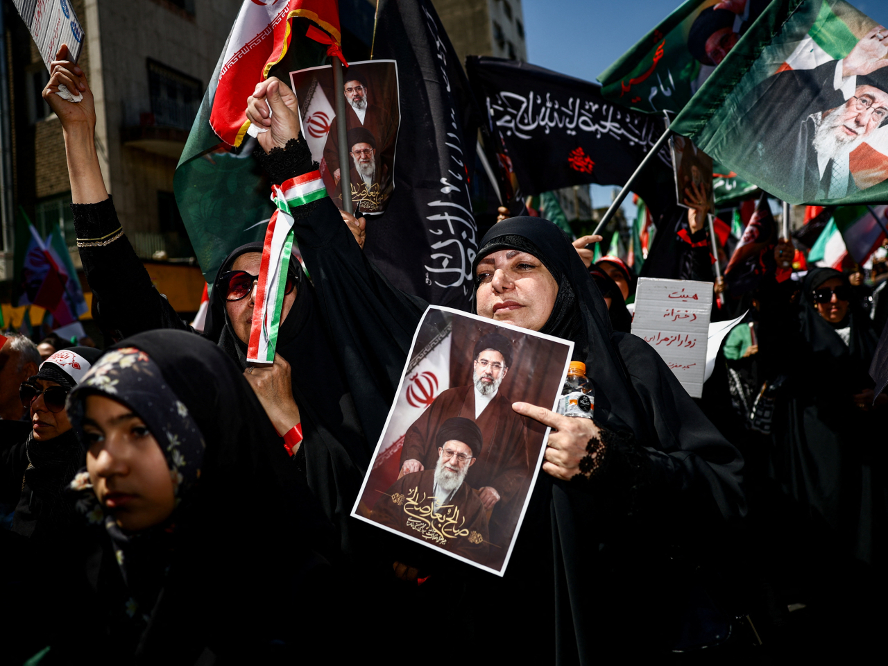 伊朗各地有數以萬計民眾上街，悼念已故最高領袖哈梅內伊。（路透社）