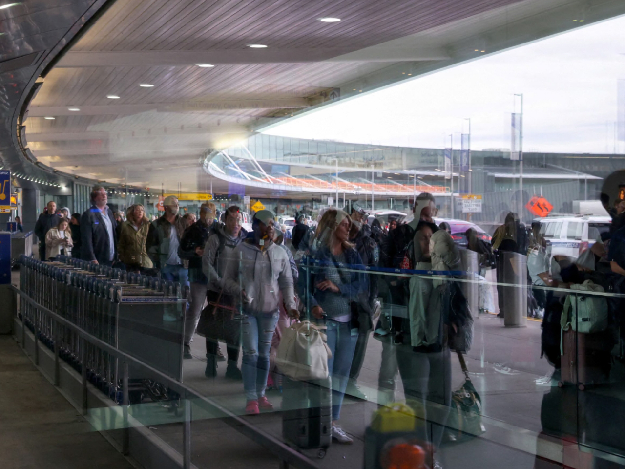 分析指美國的機場運作效率大減，為旅客帶來欠佳的旅遊體驗。（路透社資料圖片）