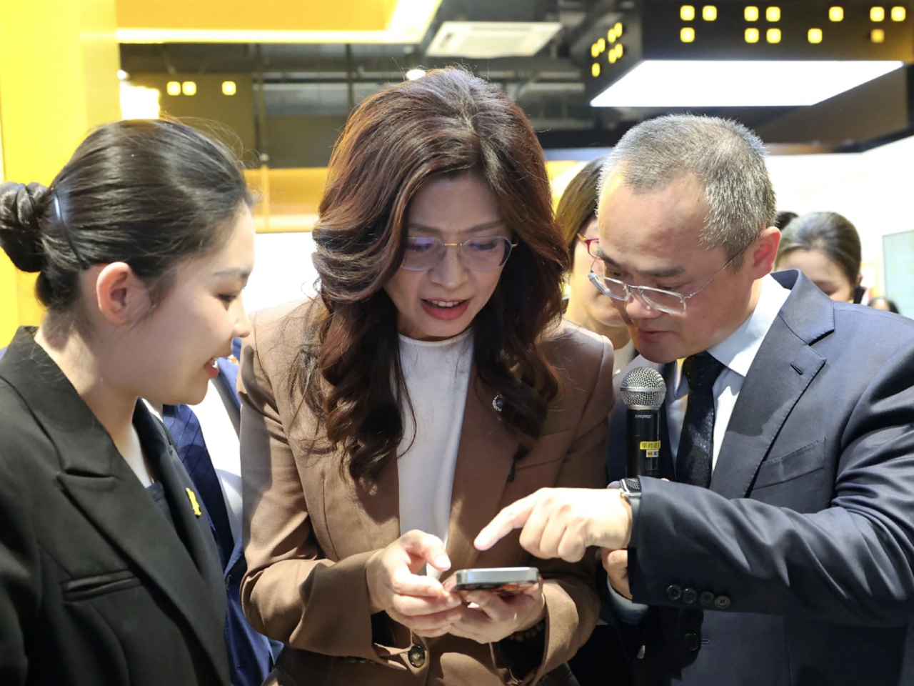 鄭麗文日前參訪美團上海總部，體驗無人機送外賣。（新華社資料圖片）