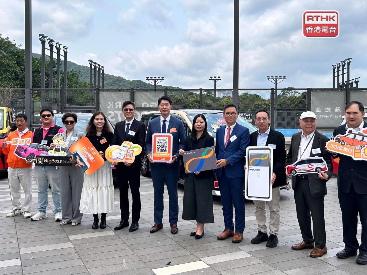 「Call車易」平台整合全港5支的士車隊、多個本地的士預約平台及其他提供無障礙車輛的社企平台，以提供一站式預約服務。（鄧穎琳攝）