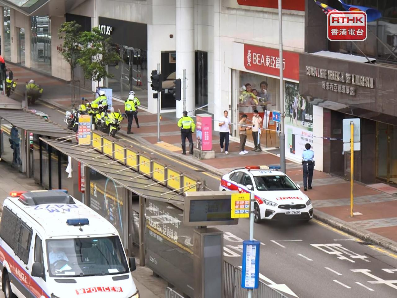 警方中午近12時半接報，指一名男子在銀行打劫，掠走部分款項後逃離。（鍾家銘攝）